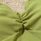 Traje de baño enterizo verde oliva con escote corazón fruncido y breteles anchos.
