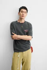 Sudadera negra de algodón con efecto lavado, corte relaxed fit, cuello redondo y manga corta. Estampado frontal y trasero con la leyenda "Agua Fresca Ametal".