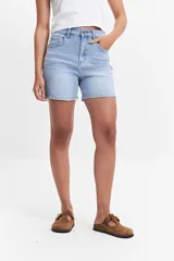 Short de jean celeste de tiro alto con corte ajustado.