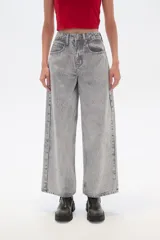 Pantalón recto de algodón a rayas verticales en tonos grisáceos.