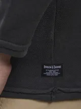 Sweater de micropolar azul con cuello redondo y mangas largas.