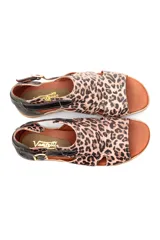 Sandalia baja combinada, con diseño de estampado de leopardo y detalles de hebilla.