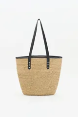 Bolso grande tipo tote de raffia color beige con aplique de corazón negro. Asas de mano y ribetes de cuero sintético negro.