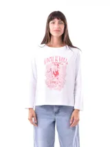 Remera blanca de corte recto con estampado gráfico en el frente, de manga larga.