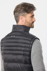 Chaleco verde oscuro con cuello alto y cierre frontal con cremallera.