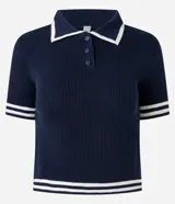 Blusa de punto azul marino con cuello polo blanco, abotonada al frente, de manga corta con rayas blancas en los puños y en el ruedo. Corte ajustado.