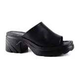 Sandalia tipo mule color negro, con plataforma y taco ancho.