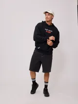 Gorra de gabardina color crudo con visera curva y logo de la marca bordado en negro en el frente.