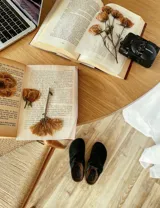 Suecos marrones de gamuza con hebilla lateral ajustable y suela de goma negra.