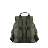 Mochila verde militar de nylon con tapa y broche metálico. Tiene apertura superior con cierre marinero, bolsillos internos, bolsillo con cierre metálico al frente y laterales. Incluye asas rígidas de mano y correas regulables para colgar en la espalda.