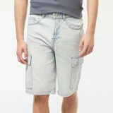 Bermudas de jean celeste con múltiples bolsillos cargo.