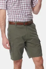 Bermuda cargo color gris oscuro, con bolsillos laterales y traseros con solapa. Incluye cinturón de cuero marrón.