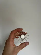 Collar con dije en forma de sol hecho a mano con centro de nácar redondo y rayos de plata. Incluye tiento de gamuza largo para usar doble o largo.