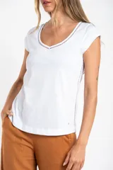 Remera blanca de algodón con escote en V y detalle de puntilla en el borde.