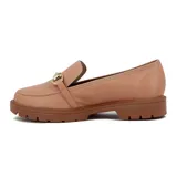 Mocasines planos color rosa viejo con suela track de goma marrón. Presentan un adorno metálico dorado en el empeine.