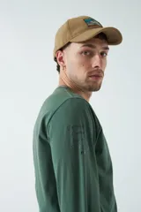 Remera de manga larga verde oscuro para hombre, con escote redondo y logo estampado en el pecho.