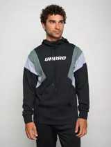Canguro negro, gris y verde con capucha y cordones ajustables, logo de Umbro estampado en el pecho y bolsillo tipo canguro.