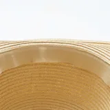 Sombrero capelina de rafia color beige con cinta marrón de cuero sintético.