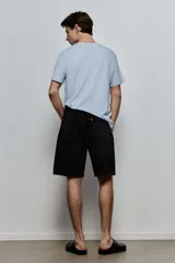 Remera celeste de corte estándar, con cuello redondo ribeteado y bajo recto. Confeccionada con tejido funcional COOLMAX®, una fibra de poliéster de secado rápido que elimina la humedad y regula la temperatura corporal.
