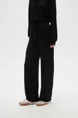 Pantalón negro de viscosa, corte recto y tiro alto, con cintura elastizada y cordón de ajuste.