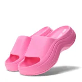 Chanclas de goma color rosa, con plataforma y diseño de ondas en la suela.