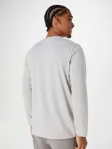 Camiseta negra de manga larga con cuello redondo.