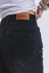Short de jean negro estilo mom, de tiro alto y sin lycra.