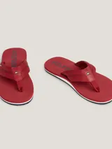 Ojotas rojas con tira de poliéster con pespuntes en contraste y logo de Tommy Hilfiger. Suela de EVA con raya en la entresuela.