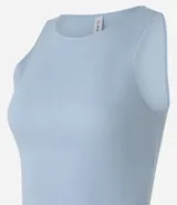 Top cropped sin mangas, color marrón oscuro, de corte ajustado al cuerpo y cuello redondo. Presenta textura acanalada.