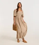 Vestido long midi con escote cuadrado, manga corta, detalle de elástico en el busto y bajo con recorte.