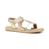 Sandalias bajas de cuero color dorado, con tiras anchas cruzadas en el empeine y pulsera al tobillo con hebilla.