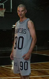 Musculosa deportiva gris con ribetes en cuello y sisas en negro y blanco. Estampado frontal con la palabra "RAVERS" y el número "90" en negro con borde blanco.