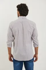 Camisa de manga larga a rayas verticales finas color blanco y gris, con cuello abotonado y bolsillo en el pecho.