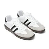 Championes urbanos American Sport Resh 2.0, color blanco con detalles en negro y gris, con las tres tiras laterales en negro y suela marrón.