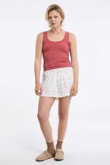 Short blanco con estampado de pequeñas flores rojas, cintura elastizada.