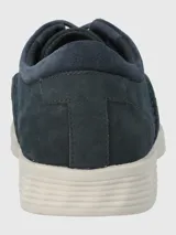 Zapato acordonado de cuero azul marino con suela blanca de goma.