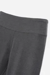 Calza legging color negro, de corte capri y cintura alta.