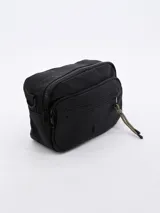 Bandolera color lila con ribetes negros y correa ajustable.