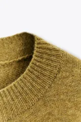 Sweater de punto color verde oliva con cuello redondo y mangas largas.