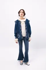 Campera de jean azul con detalles de jean camuflado en cuello, solapas, bolsillos y puños.
