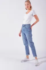 Jean de mujer tiro medio, color celeste claro, corte Mom. Confeccionado en algodón peinado.