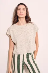 Chaleco de punto color beige con cuello redondo y mangas cortas.