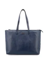 Cartera tipo shopper azul marino, con textura granulada y logo dorado en el centro. Tiene doble asa de hombro y cierre superior con cremallera.