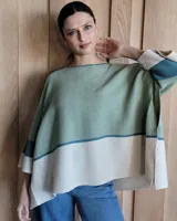 Buzo de punto verde con rayas horizontales en blanco y azul en mangas y ruedo. Corte amplio y mangas 3/4.