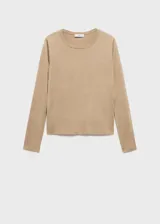Sweater de punto fino color beige, con cuello redondo y mangas largas.