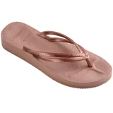 Sandalias tipo ojota Havaianas Wedges Wns, color rosa empolvado, con tiras finas metálicas que se cruzan sobre el empeine. La suela es texturizada con patrón de arroz y tiene un pequeño taco cuña.