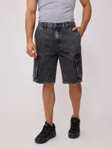 Bermuda de jean cargo color gris oscuro con efecto lavado.