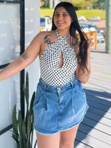 Top blanco con lunares negros, escote halter y abertura en el pecho.