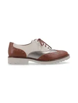 Zapato Oxford color bronce con detalles de perforaciones y suela blanca de goma.