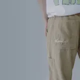Pantalón de pana color beige con bolsillos laterales y traseros.